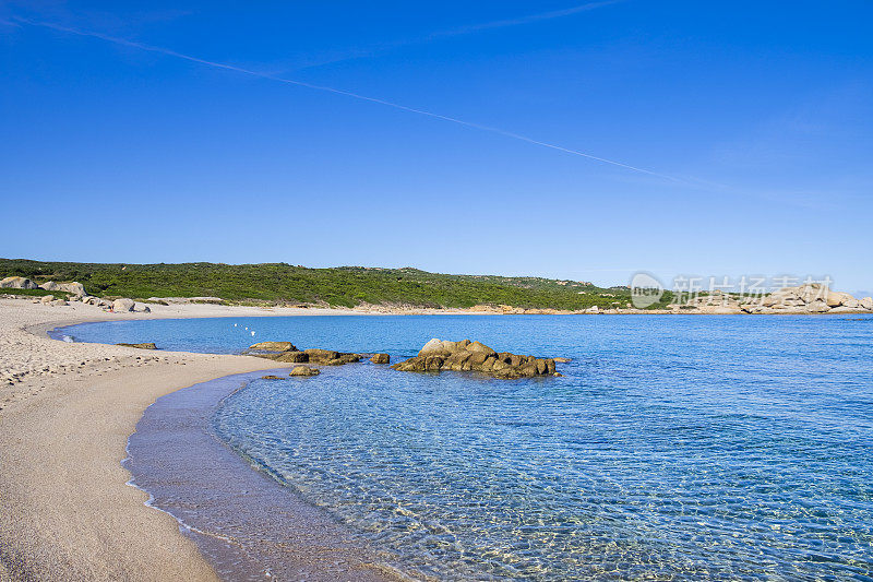 宽阔的La Licciola海滩，撒丁岛加卢拉最好的海滩之一